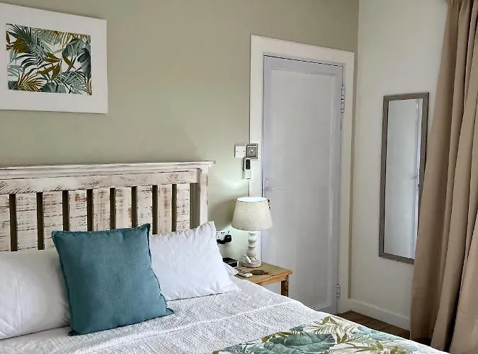 The Runway Bed & Breakfast Pointe La Rue